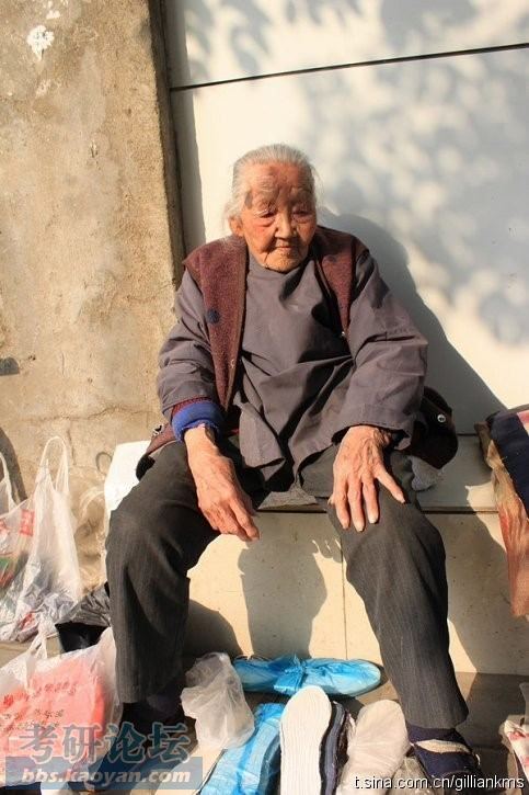 百岁裹脚老人靠卖鞋垫过活,急需大家帮助!