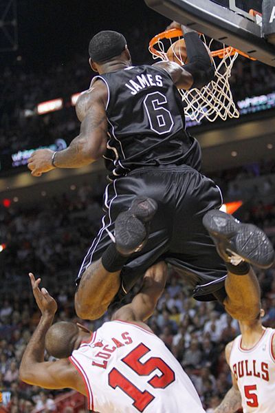 nba惨绝人寰的骑扣画面