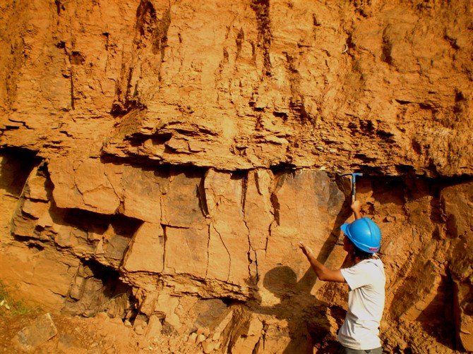 图3 不整合面看上去接触紧密连续,想不到吧,中间竟有这么长的