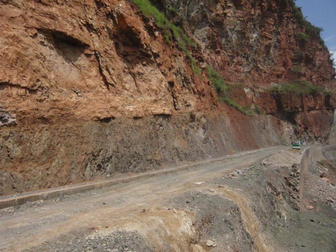 图5:公路上方的不整合面,会理通安镇--竹箐乡大沙坝不