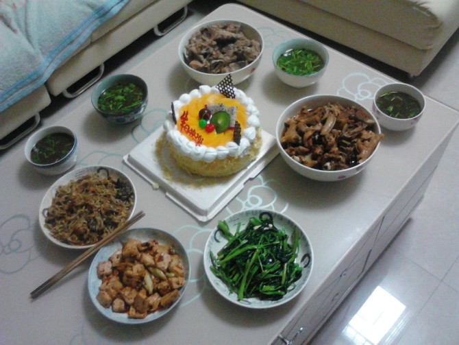 给闺蜜做的生日大餐,有排骨,鸡肉.