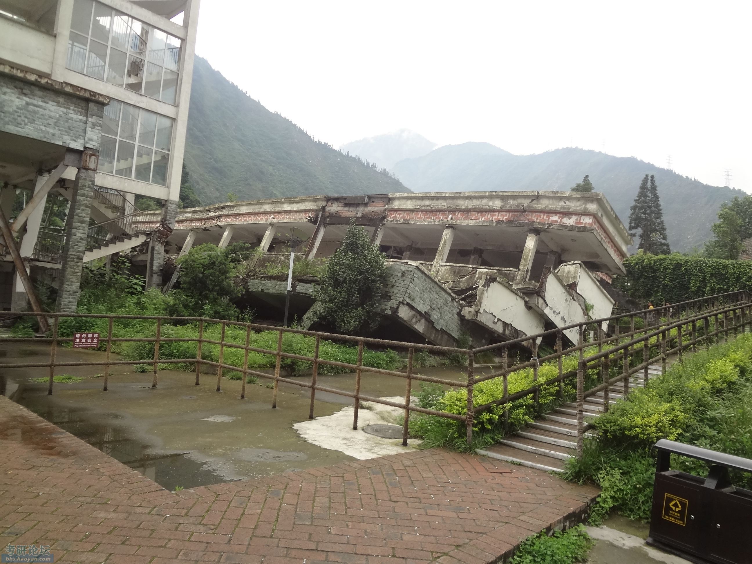 昨天去了汶川地震漩口中学遗址