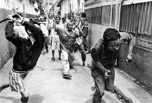 1998年5月印尼发生针对华人的大规模骚乱,图是几名暴徒在追打华人jpg